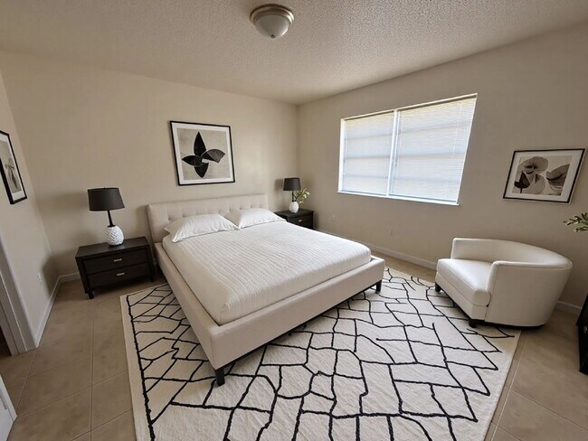 Building Photo - Cozy 1-Bed: Prime Location Near Seminole Fire Station