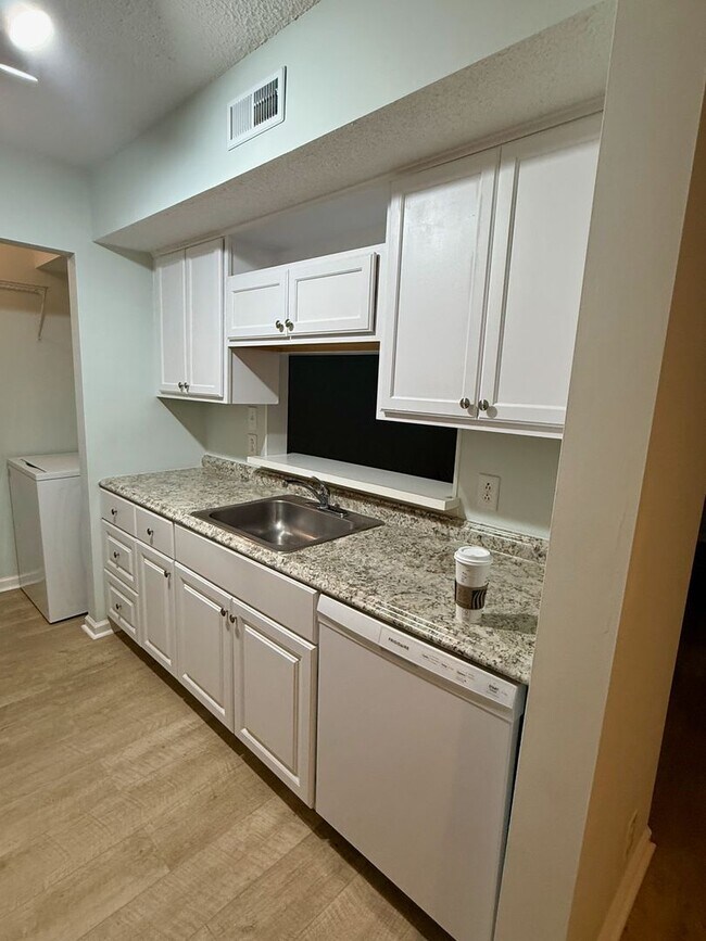 Building Photo - Comfortable coastal living in a convenient mid-island location! Available Now!