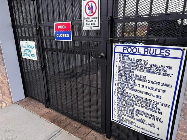 Building Photo - 1694 Hallview Ct