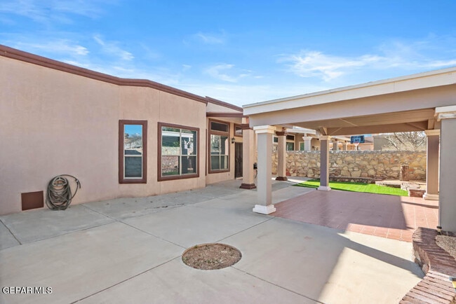 Building Photo - 12733 Tierra Salas Dr