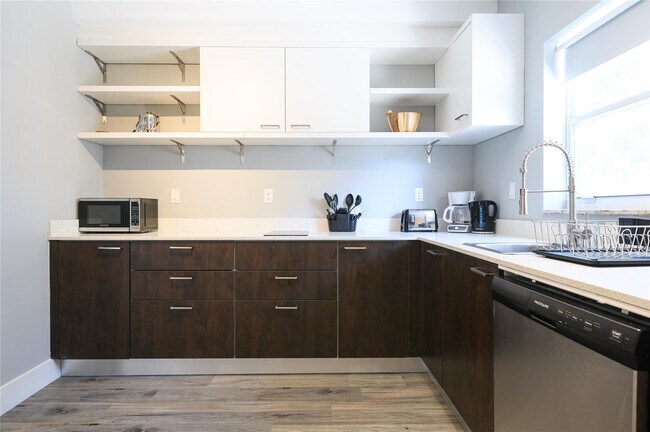 Building Photo - 1020 N Victoria Park Rd