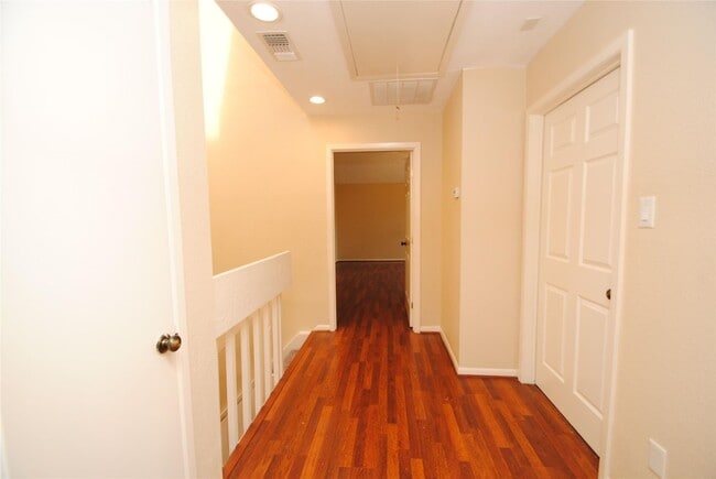 Building Photo - 738 Country Pl Dr
