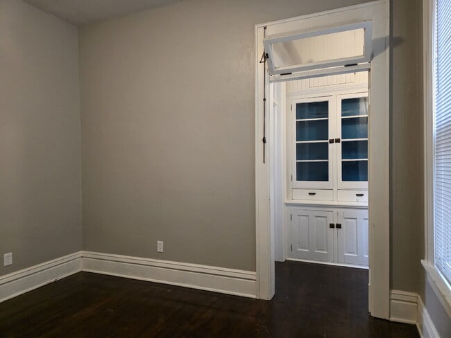 Building Photo - Updated 4-Bedroom Apartment in Oshkosh - 1...