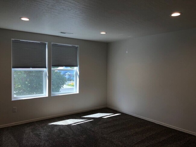 Building Photo - Knu902/904
