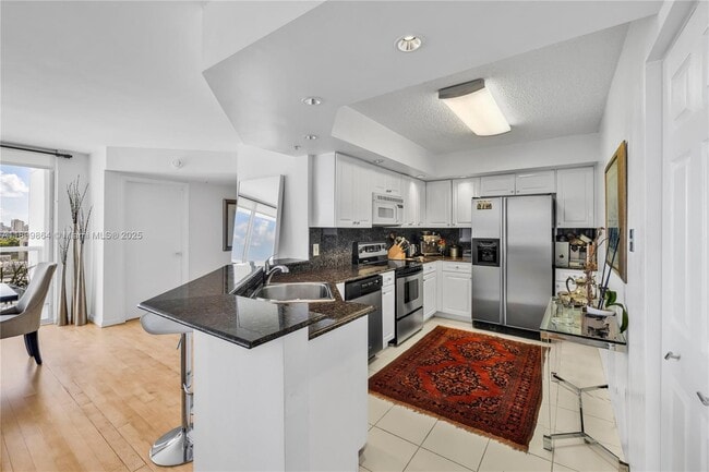 Building Photo - 1900 Sunset Harbour Dr