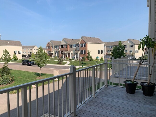 Building Photo - 285 Lakeshore Dr