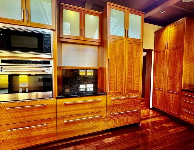 Building Photo - Private. Polished. Perfectly Larkspur.