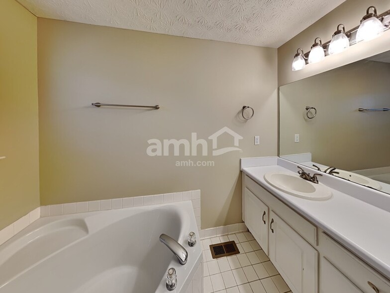 Building Photo - 508 Silver Maple Ln