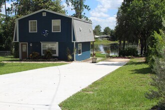 Building Photo - Beautiful 2 bedroom Lakefront Home