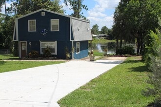 Building Photo - Beautiful 3 bedroom Lakefront Home