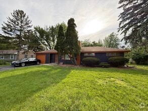 Building Photo - Beautiful 4 bed 2.5 Bath Bloomington SF Ho...
