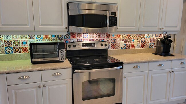 Building Photo - ANNUAL UNFURNISHED 2 bed 2 bath ground flo...