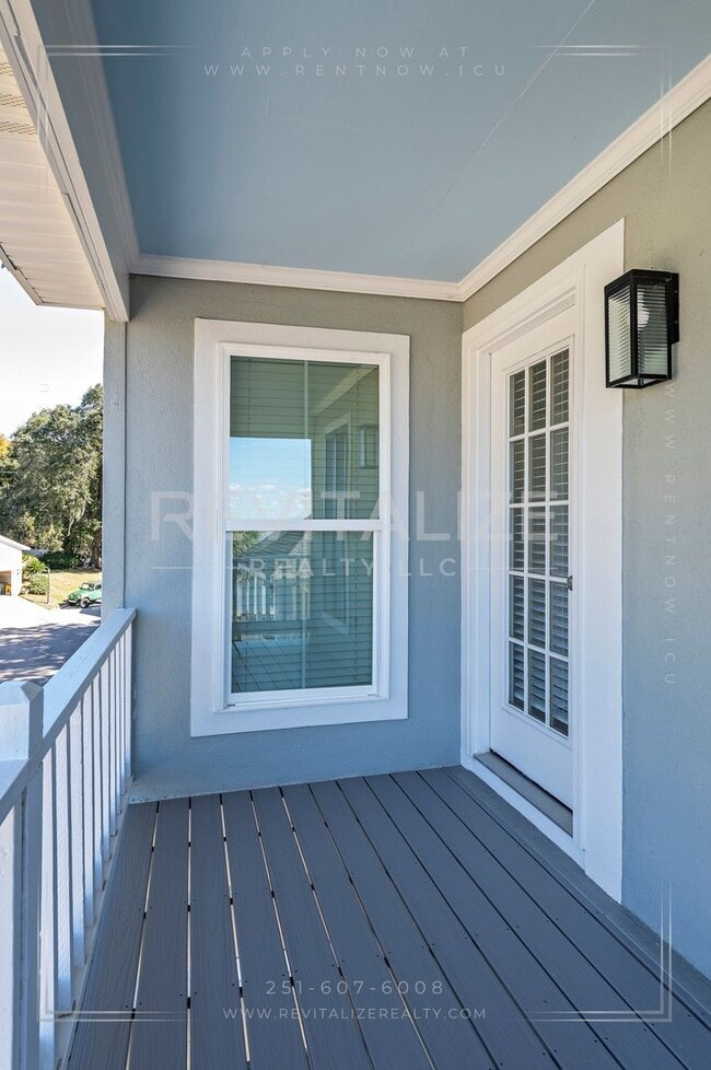 Building Photo - Charming 3-Level Home with Water Access in...