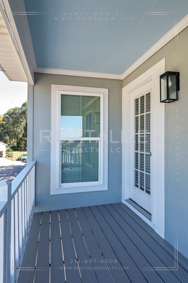 Building Photo - Charming 3-Level Home with Water Access in Daphne, AL