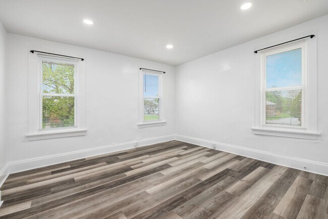 Building Photo - Fully renovated...extra half bath...laundr...