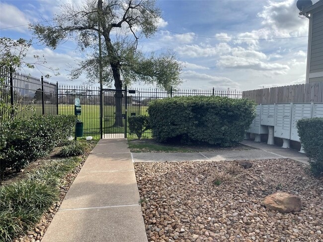 Building Photo - 718 Redwing Park Dr