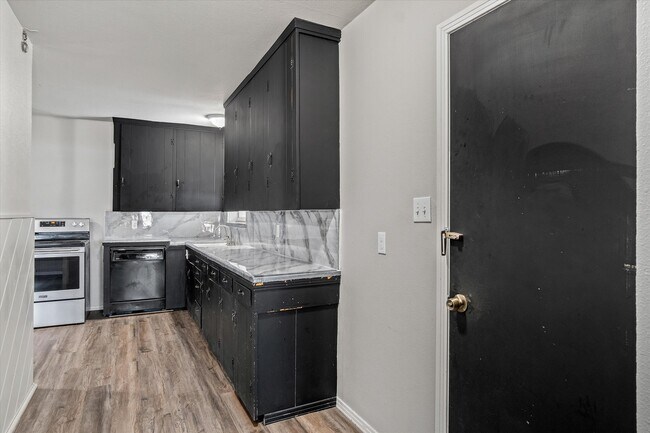 Building Photo - 175 E Elm St