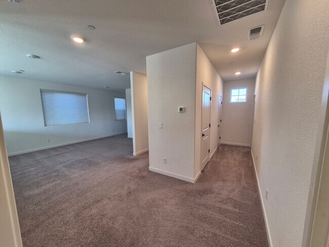 Building Photo - Gorgeous 4 Bedroom 3.5 bath with loft