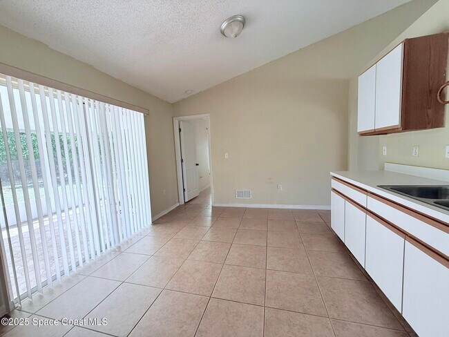 Building Photo - 3232 Wallace Ave