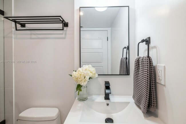 Building Photo - 540 Brickell Key Dr