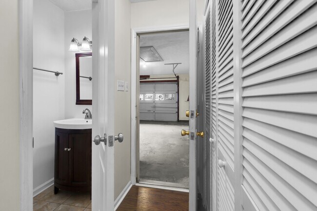 Building Photo - 1824 Caracara Dr