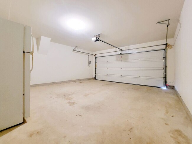 Building Photo - Modern & Spacious 3BR/2BA Home with Covere...