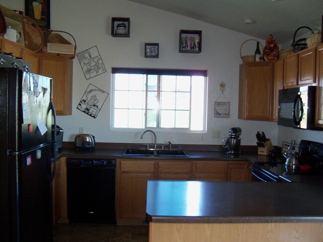 Building Photo - 4 BED | 3 BATH | TRI-LEVEL | DOUBLE GARAGE...