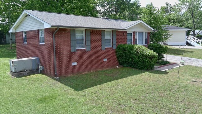 Building Photo - 204 Crest Dr
