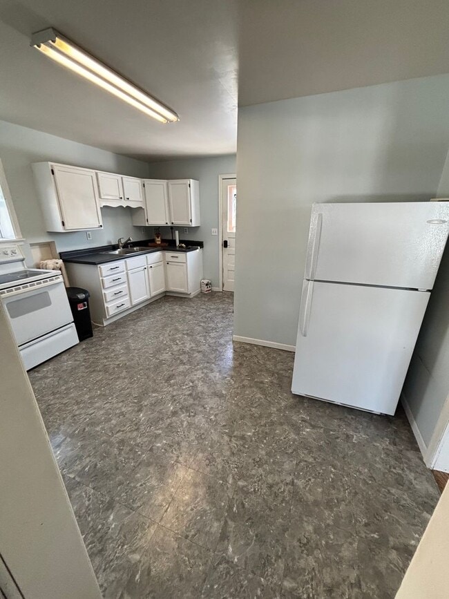 Building Photo - Must-See Rental! 2 bed, 1 bath La Crosse H...