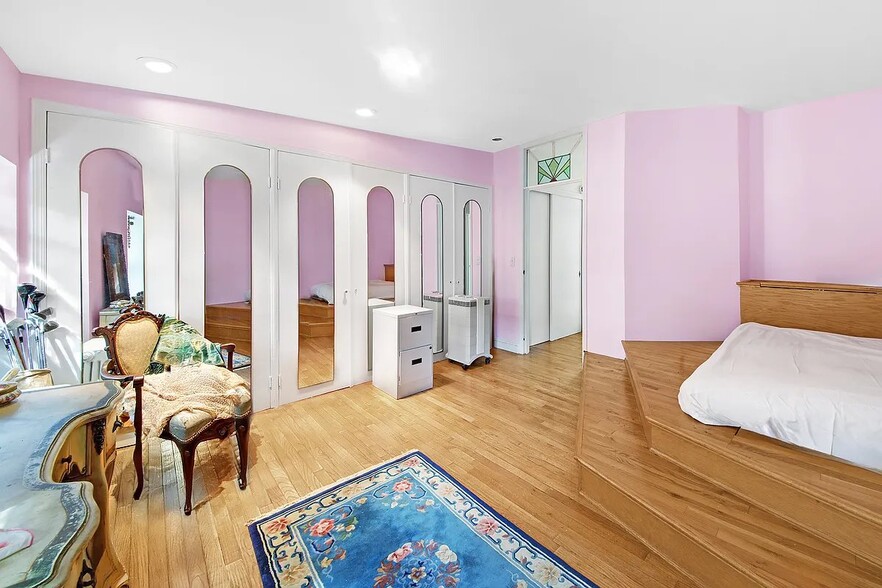 Building Photo - 318 W 14th St