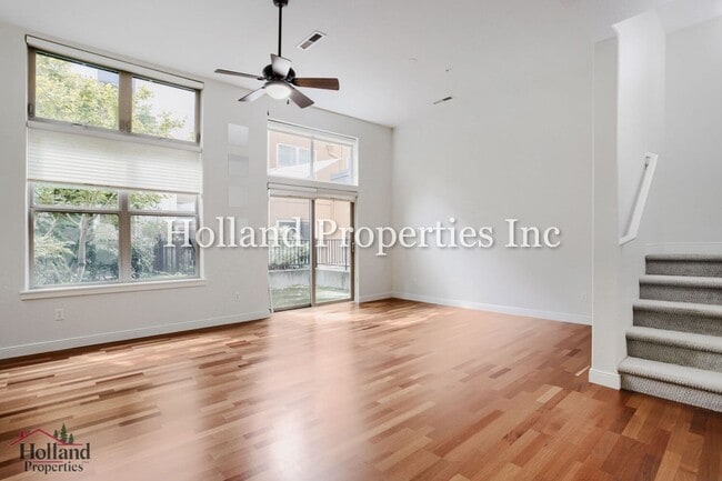 Building Photo - 6267 NE Carillion Dr
