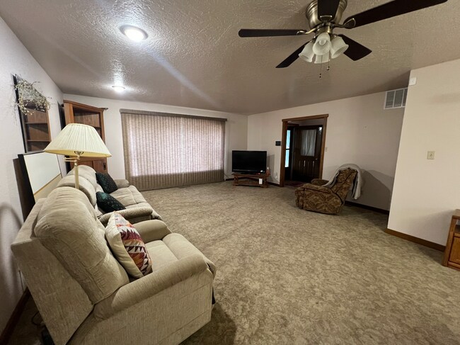 Building Photo - Furnished Month to month 2 Bedroom Home