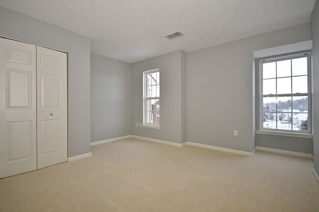 Building Photo - 3 Bedroom Townhouse