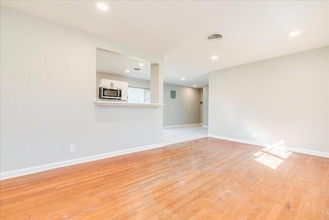 Building Photo - 704 S 3rd St