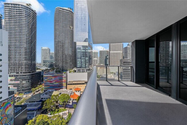 Primary Photo - 1010 Brickell Ave