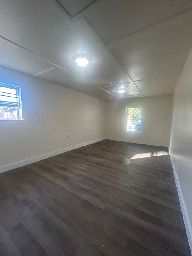 Building Photo - 1817 Victoria Dr