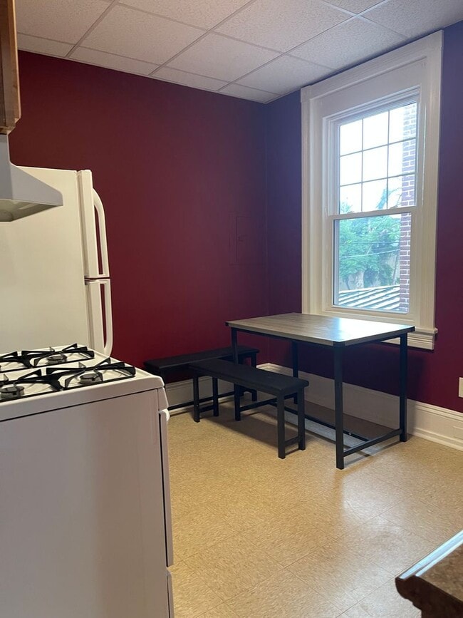Building Photo - Large 2Nd. Floor 1 bedroom Apt.