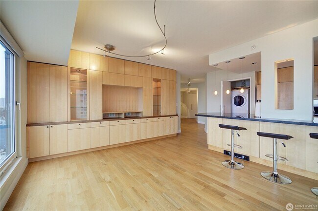 Building Photo - 2Bd/1.75Ba Seattle Condo