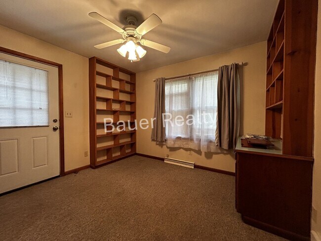 Building Photo - Three Bedroom, Crestview Local Schools