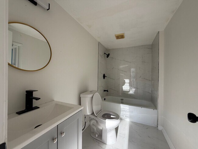 Building Photo - 231 Easy St