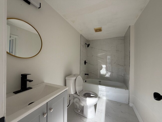 Building Photo - Remodeled 3BD/ 2Bath