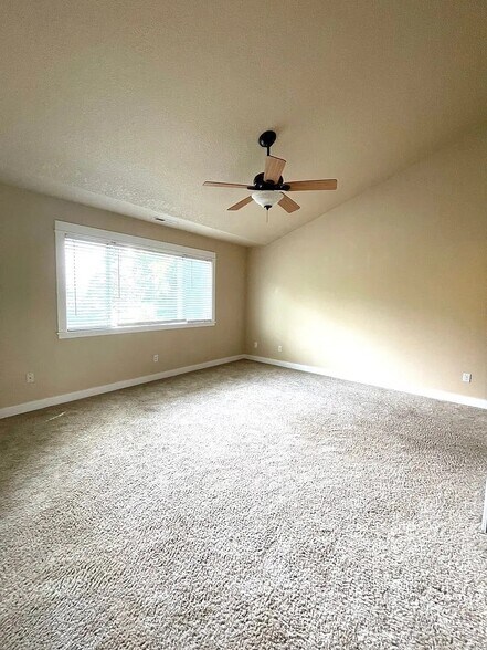 master bedroom 2 - 831 NW Douglas Pl