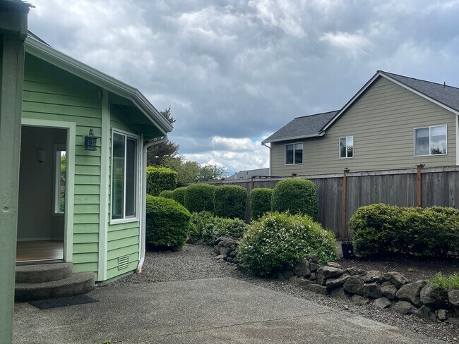 Building Photo - In town Poulsbo neighborhood large 4 bedroom now available