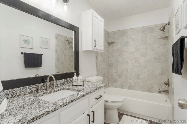 Building Photo - Beautifully Updated Broken Arrow Home!