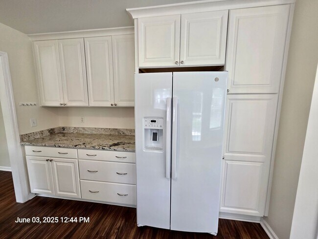Building Photo - Thoughtfully updated 3 bedroom in Summervi...