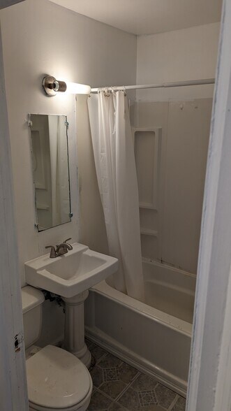 Full bath at the top of the stairs - 1208 Preston St