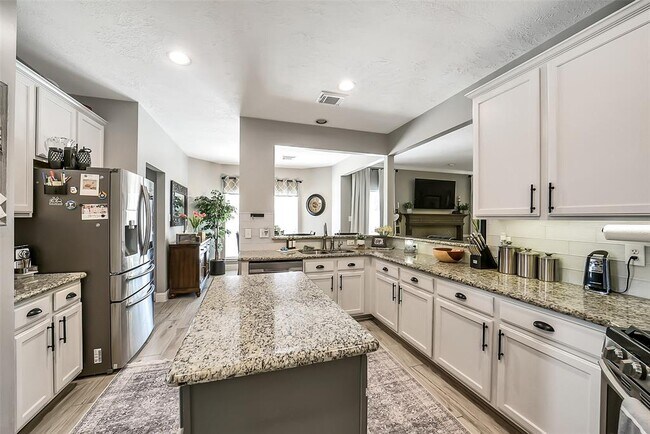Building Photo - 3711 Pinehurst Dr