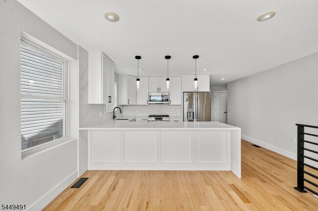 Building Photo - 62 Hillside Ave