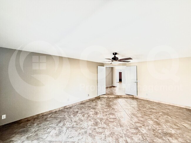 Building Photo - 535 W Sweetwater Ave