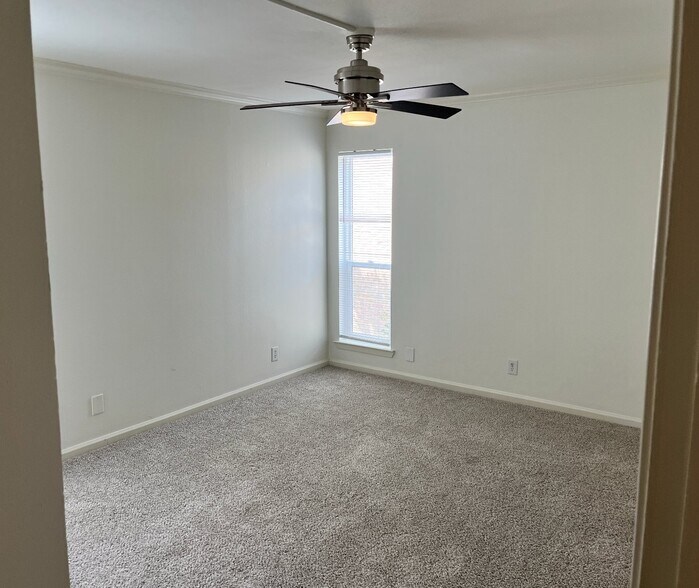 Building Photo - 3431 N Hills Dr